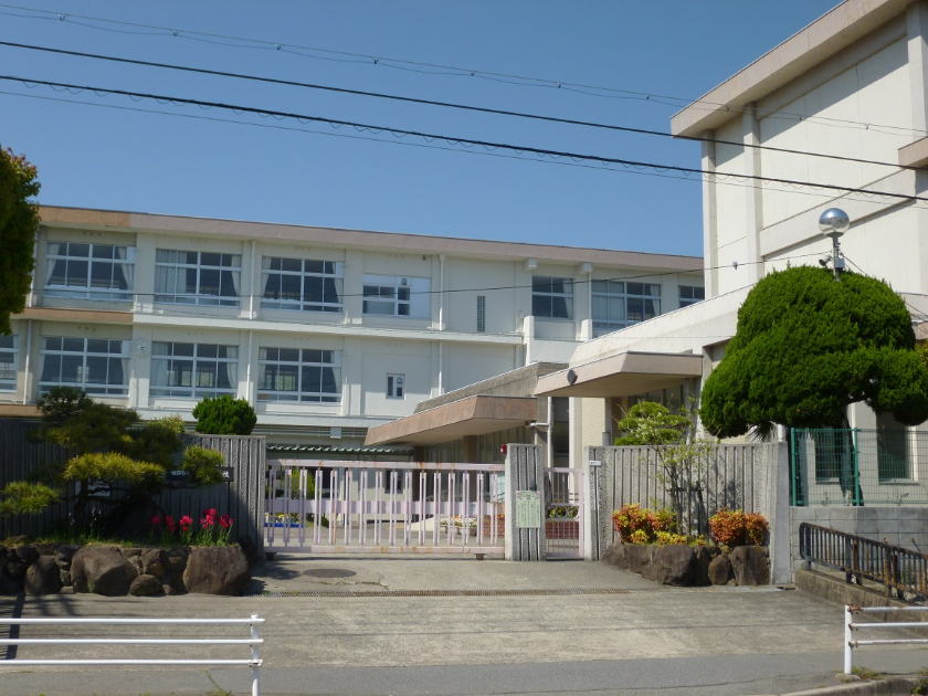 広峰小学校まで徒歩8分
