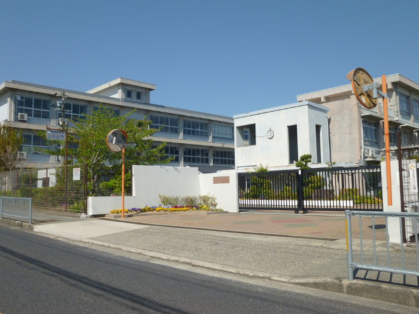 広峰中学校まで徒歩8分
