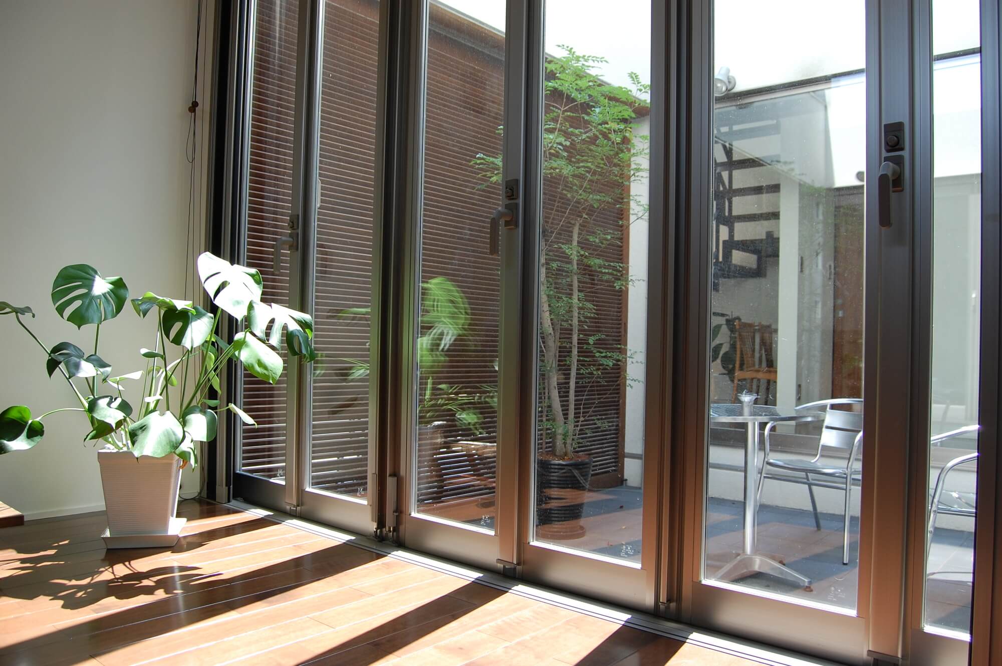 ウッドデッキの中庭と大きな窓で開放的な空間