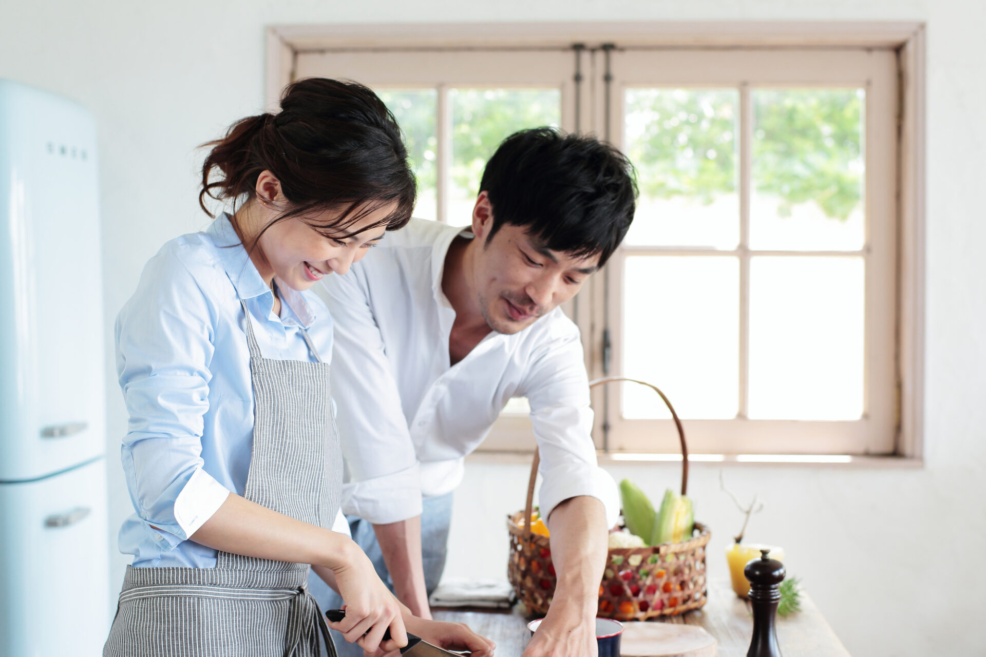 注文住宅のキッチンで料理する夫婦